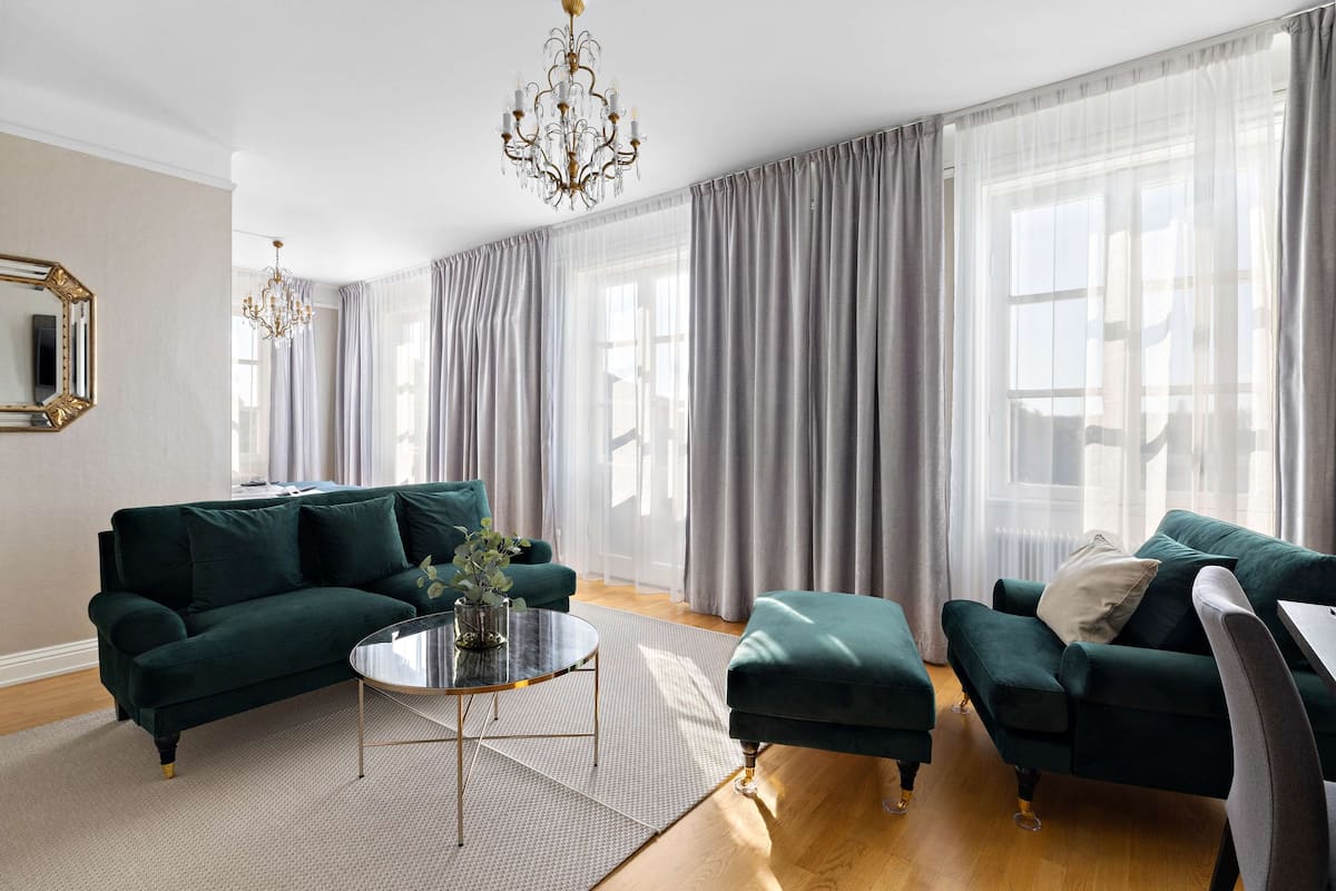 Suite, 1 King Bed, Non Smoking, Bathtub | Individually decorated, individually furnished, desk, soundproofing