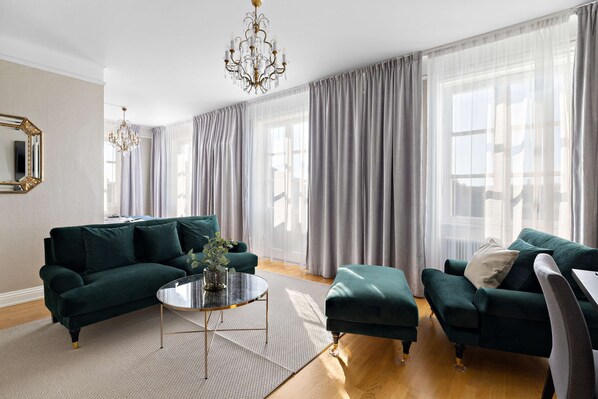 Suite, 1 King Bed, Non Smoking, Bathtub