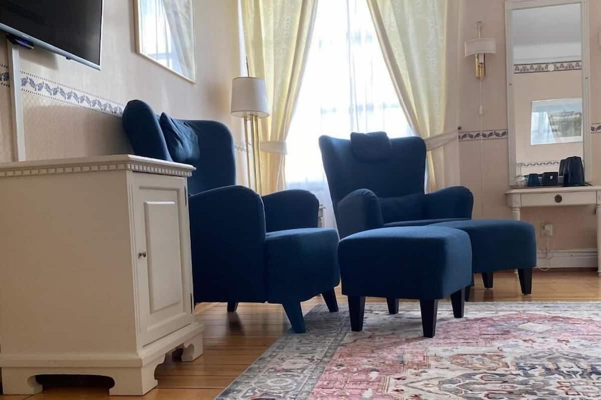 Chambre Standard, 1 trĂšs grand lit, non-fumeur | DĂ©cor unique, ameublement unique, bureau, systĂšme dâinsonorisation