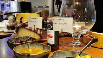 Petit déjeuner complet compris tous les jours