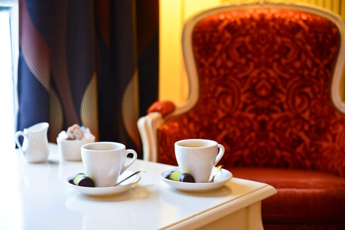 Chambre simple supĂ©rieure, 1 grand lit | Service aux chambres â repas