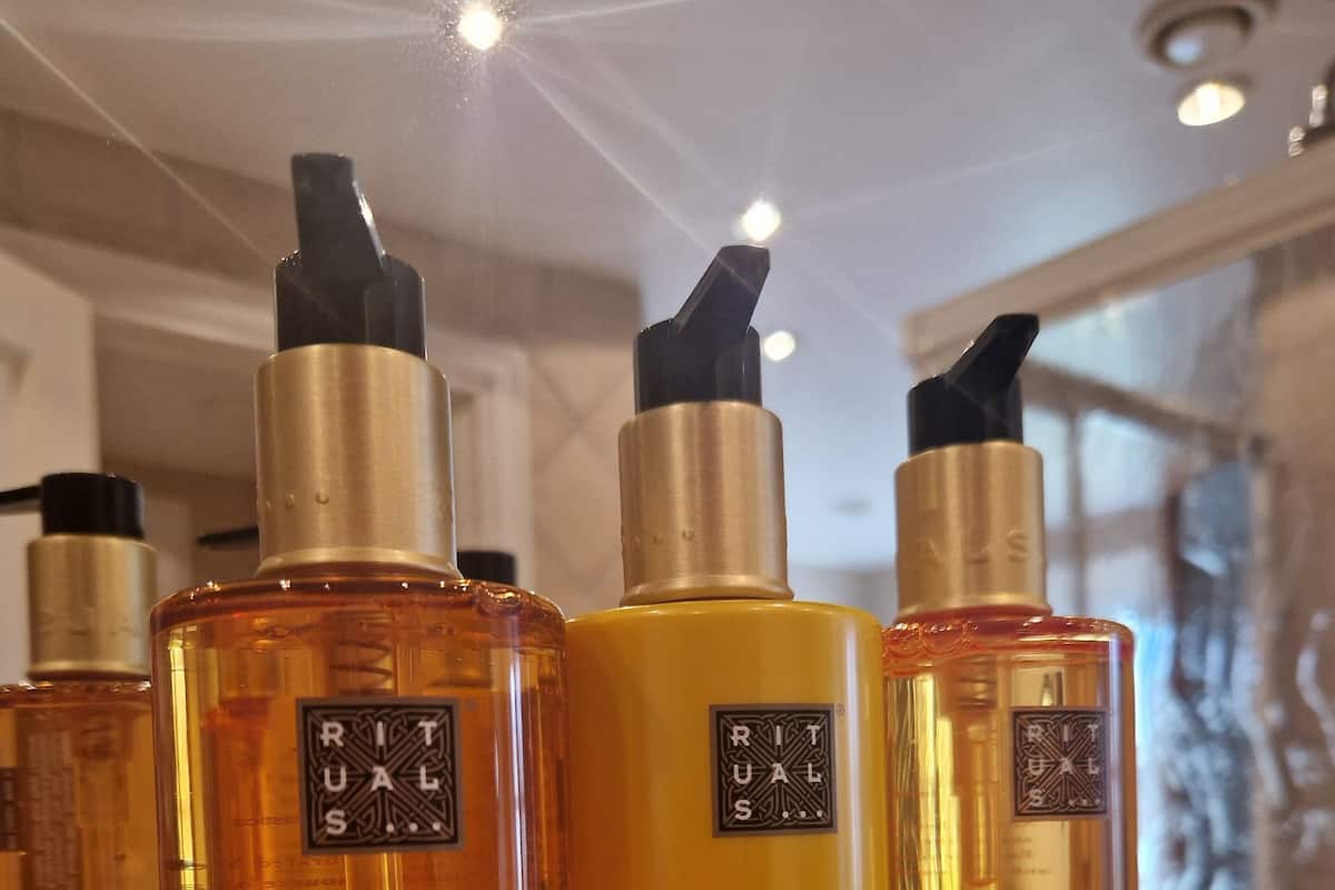 Suite, 1 trĂšs grand lit, non-fumeur, baignoire Ă jets | DĂ©cor unique, ameublement unique, bureau, systĂšme dâinsonorisation