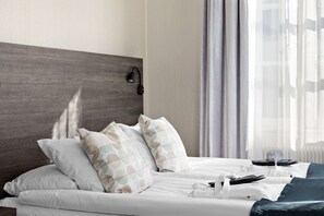 Suite, 1 Tempat Tidur King, Bebas Asap Rokok, bathtub | Didekorasi berbeda-beda dan dilengkapi dengan perabotan berbeda-beda