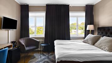 DecoraciĂłn personalizada, muebles diferentes y escritorio