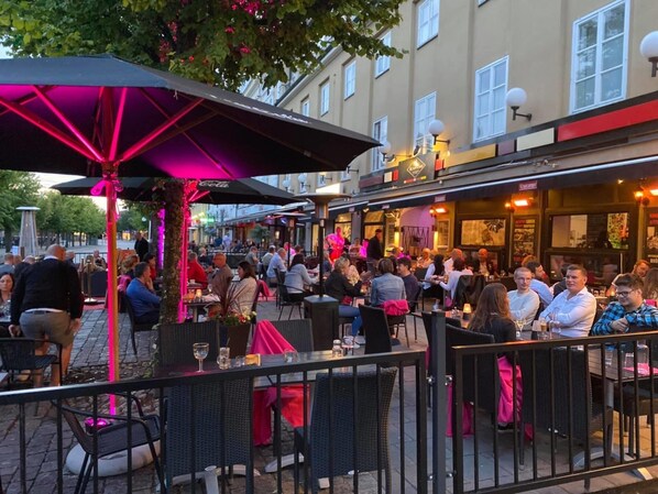 Khu ẩm thực ngoài trời