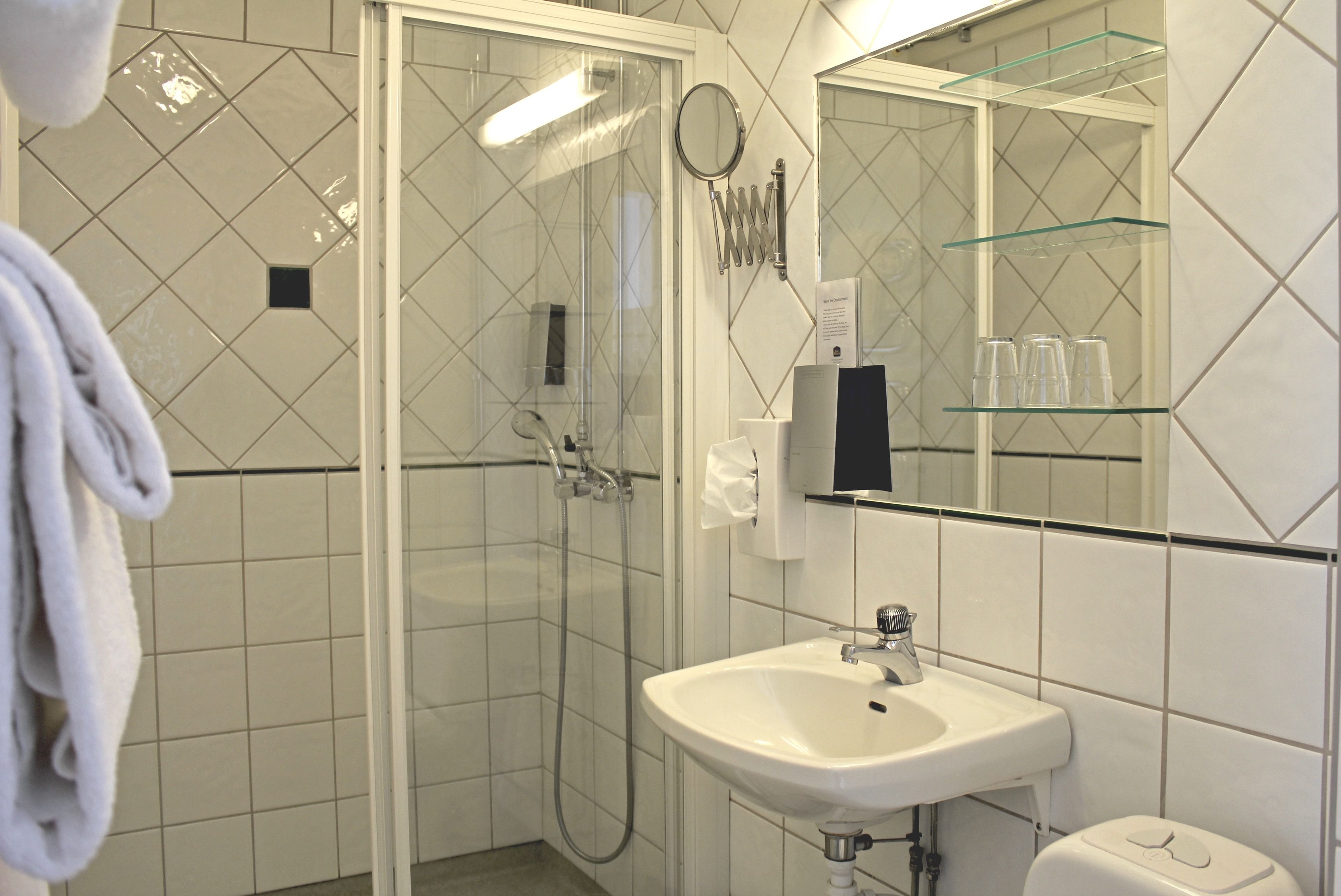 Douche, serviettes fournies, savon, shampooing