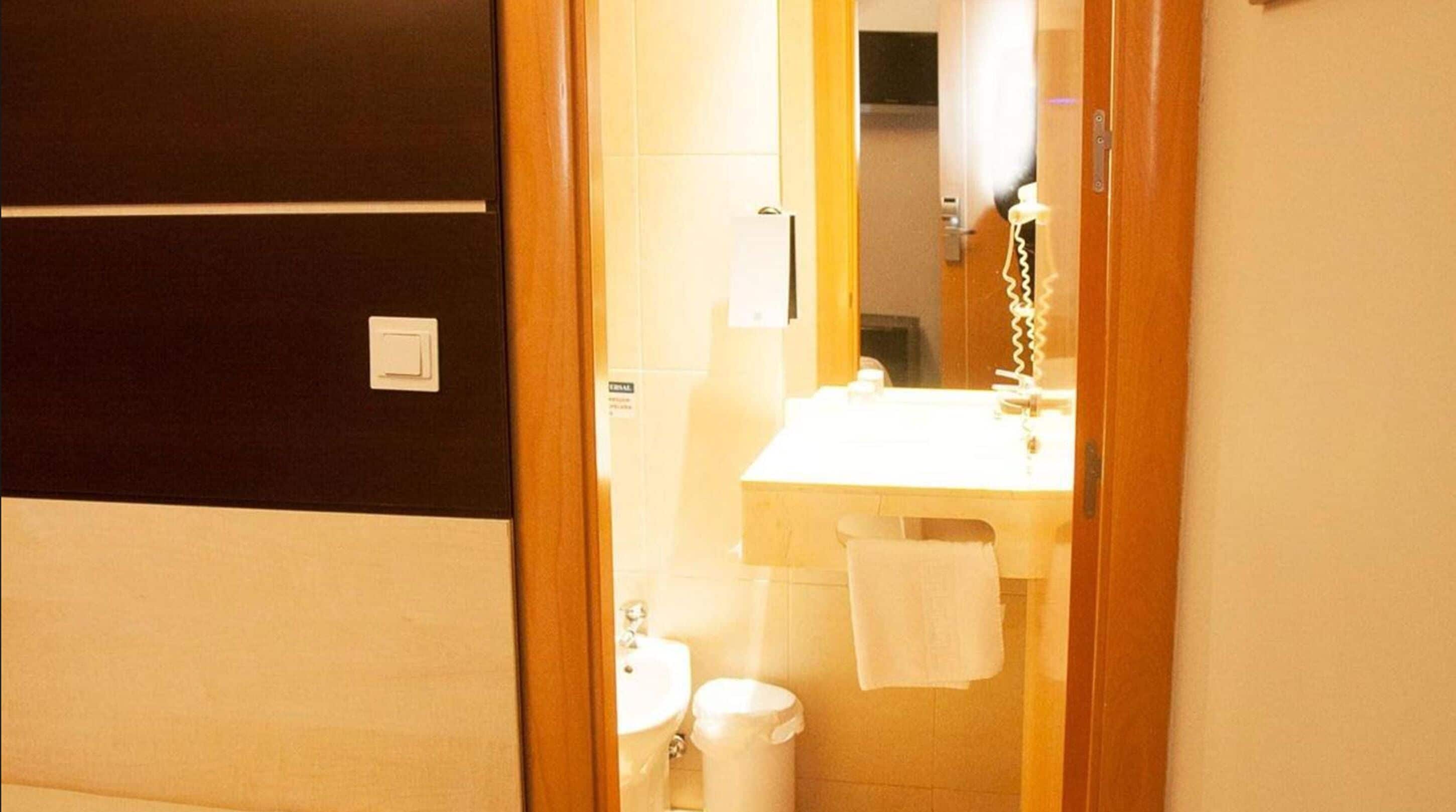 hypo-allergenic bedding, in-room safe, desk, free wifi