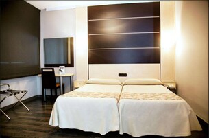 Habitación con 1 cama doble o 2 individuales | Ropa de cama hipoalergénica, caja fuerte, escritorio y wifi gratis