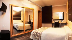 Family Room | Hypo-allergenic bedding available, in-room safe, desk, WiFi (free) - Universal Hotel (Granada)