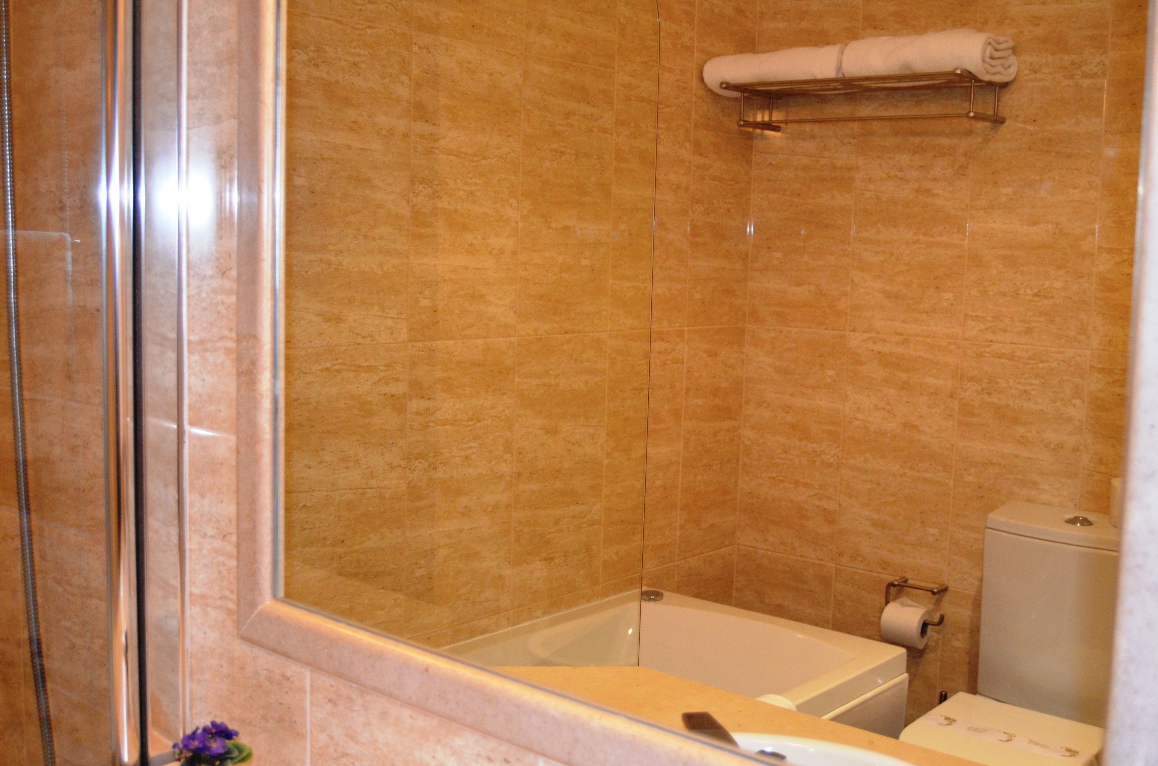 economy twin room | bathroom | free toiletries, hair dryer, bidet, towels