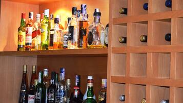Alkoholikaappi, jossa on useita eri alkoholijuomapulloja.