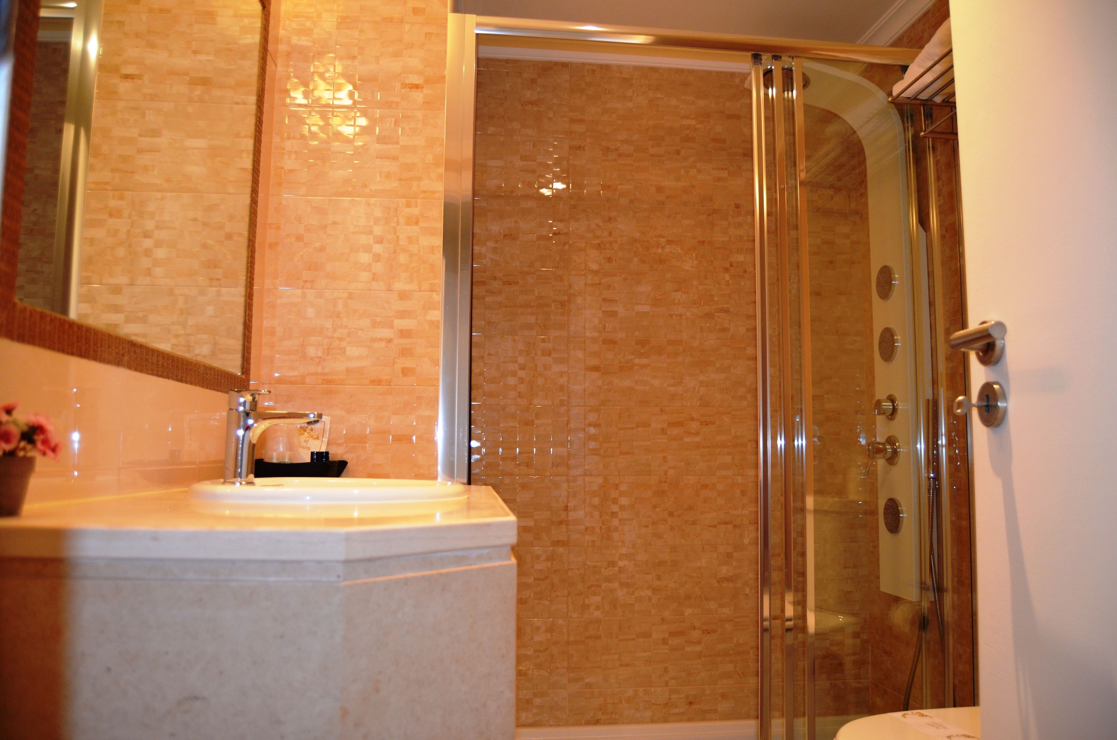 superior double room | bathroom | free toiletries, hair dryer, bidet, towels