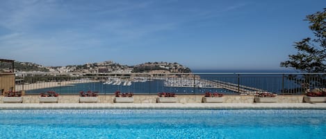 Una piscina al aire libre de temporada