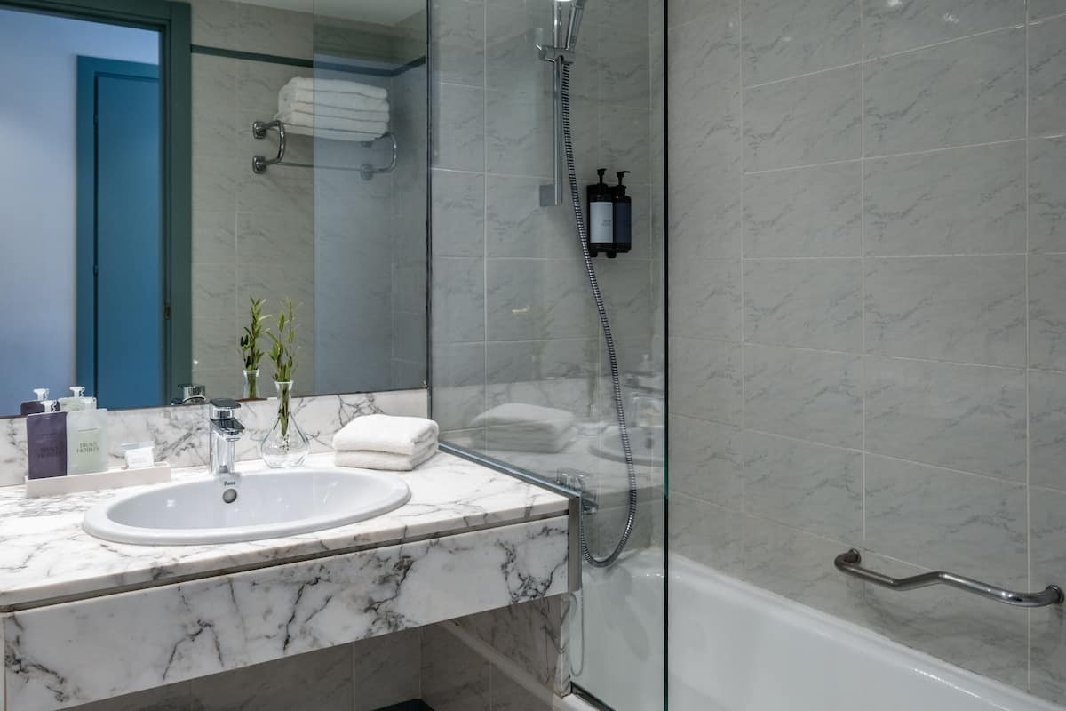 free toiletries, towels