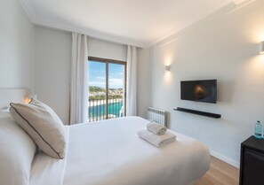 Double Room, Sea View | In-room safe, desk, blackout curtains, iron/ironing board