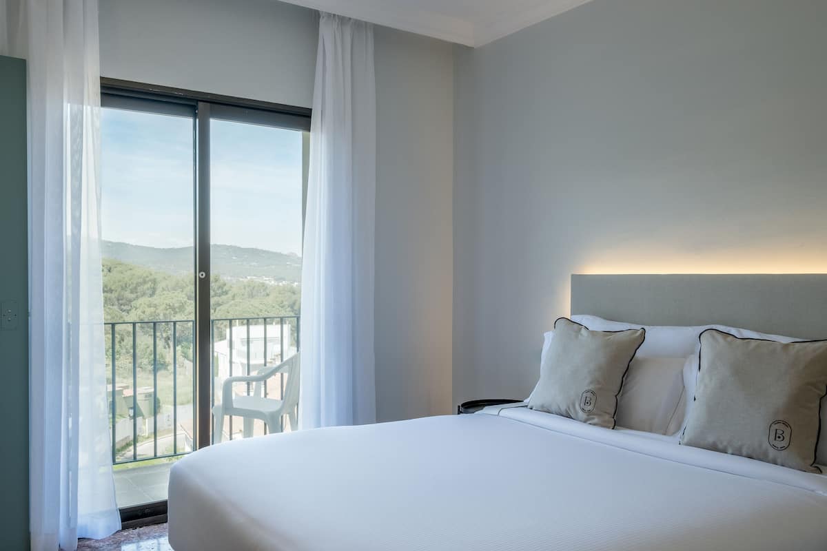 standard double room | in-room safe, desk, blackout curtains, iron/ironing board