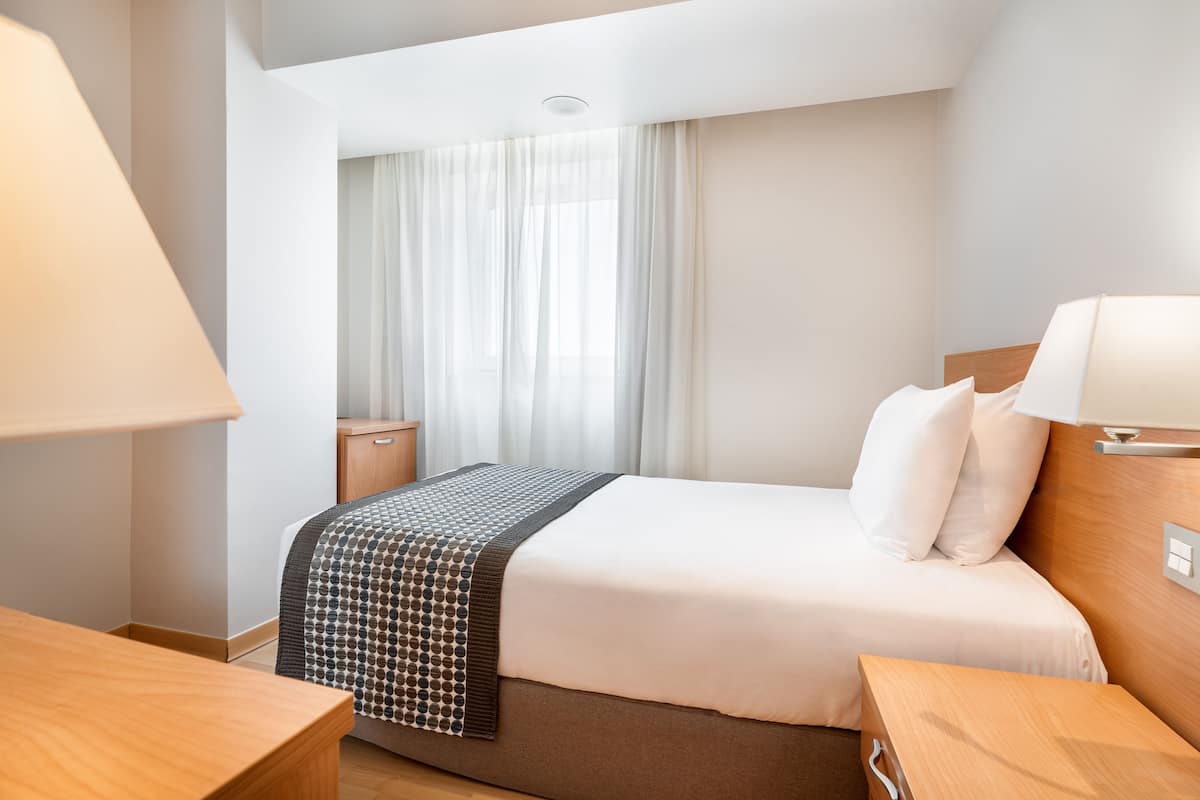 Eenpersoonskamer | Een minibar, een kluis op de kamer, een bureau, gratis babybedden