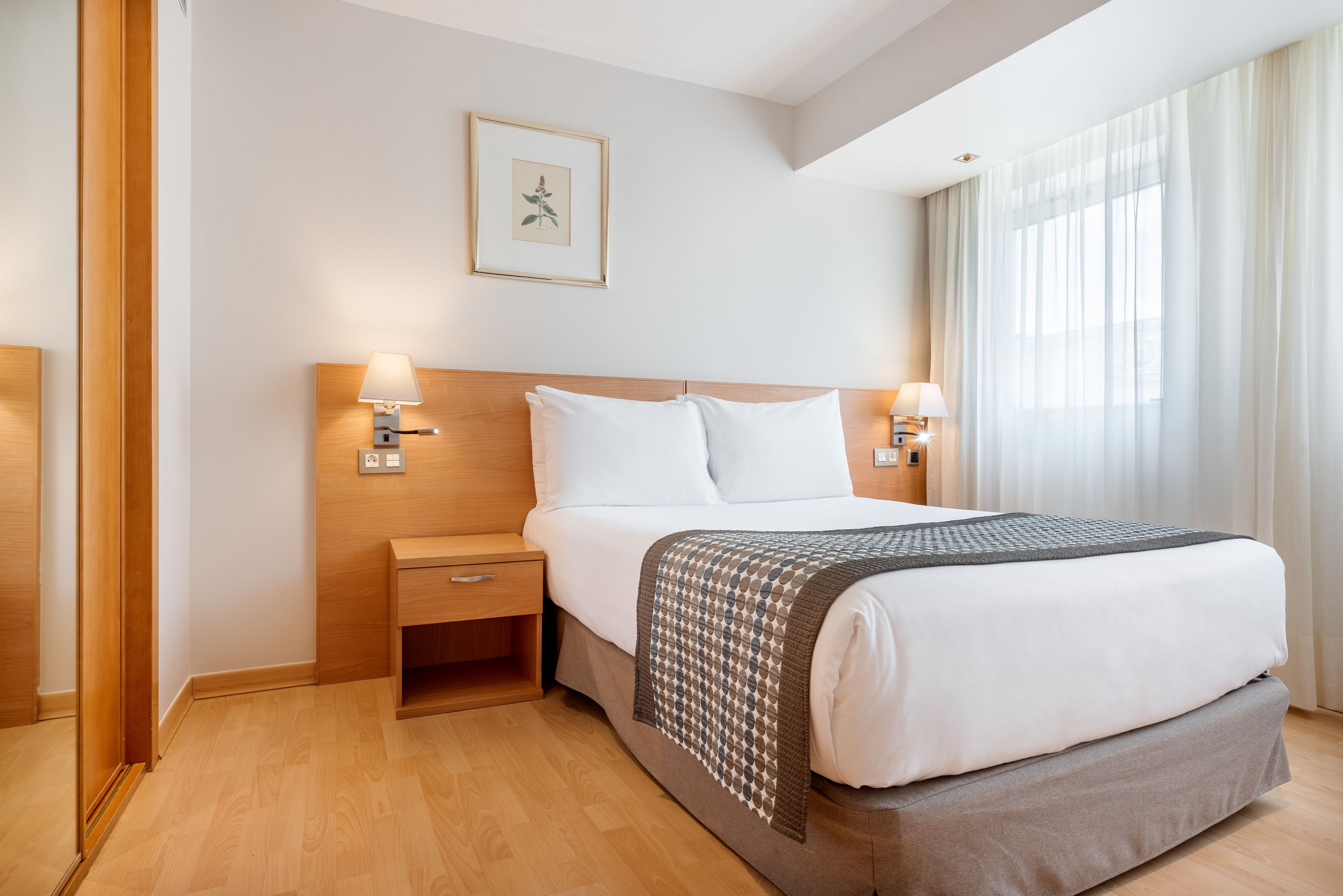 single room | 1 bedroom, minibar, in-room safe, desk