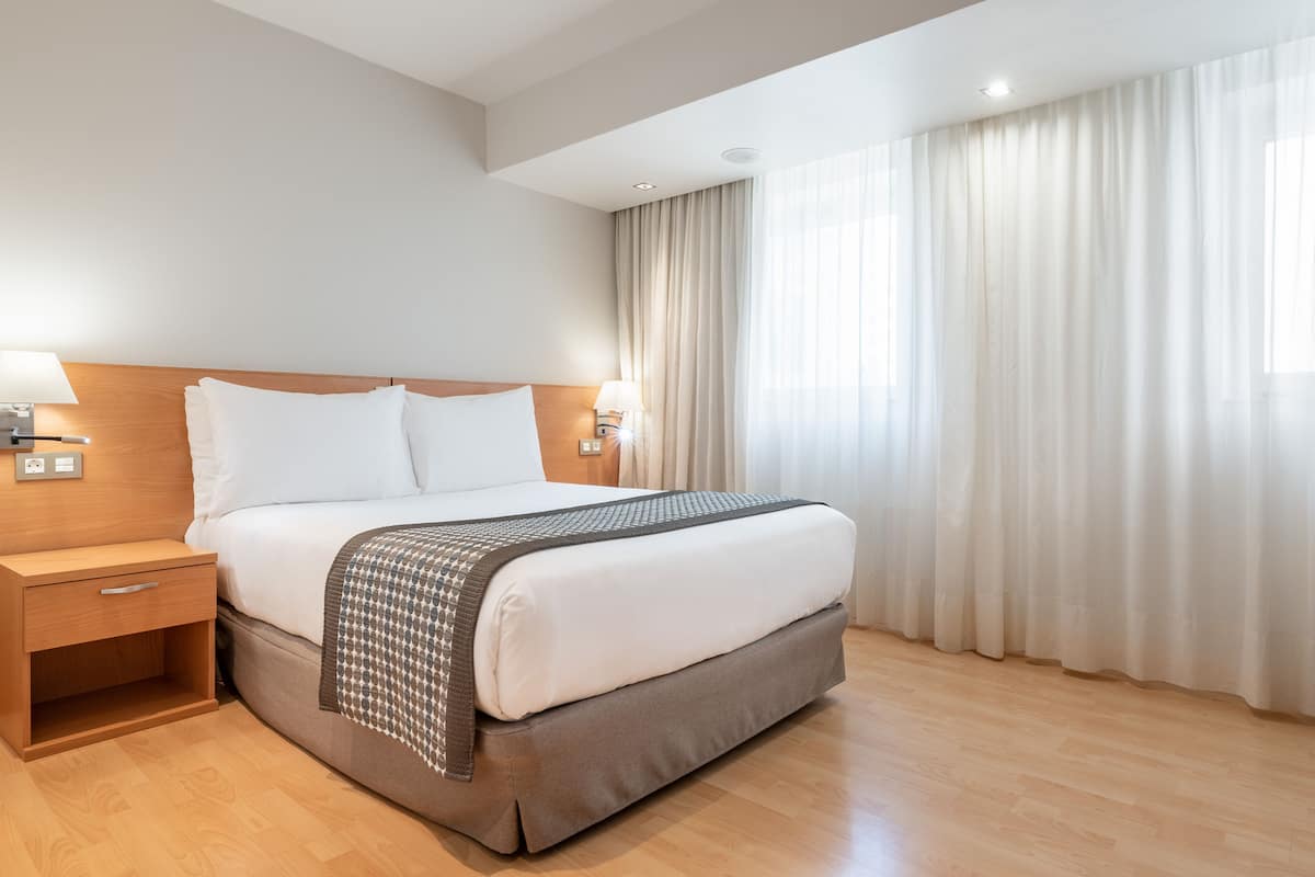 Minibar, caja de seguridad en la habitación y escritorio