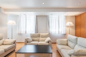 Minibar, coffres-forts dans les chambres, bureau, lits bébé (gratuits)