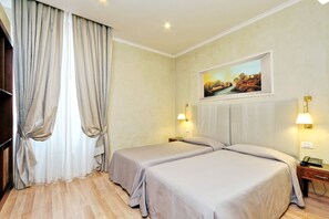 Minibar, in-room safe, desk, soundproofing - Hotel Camelia (Rome)