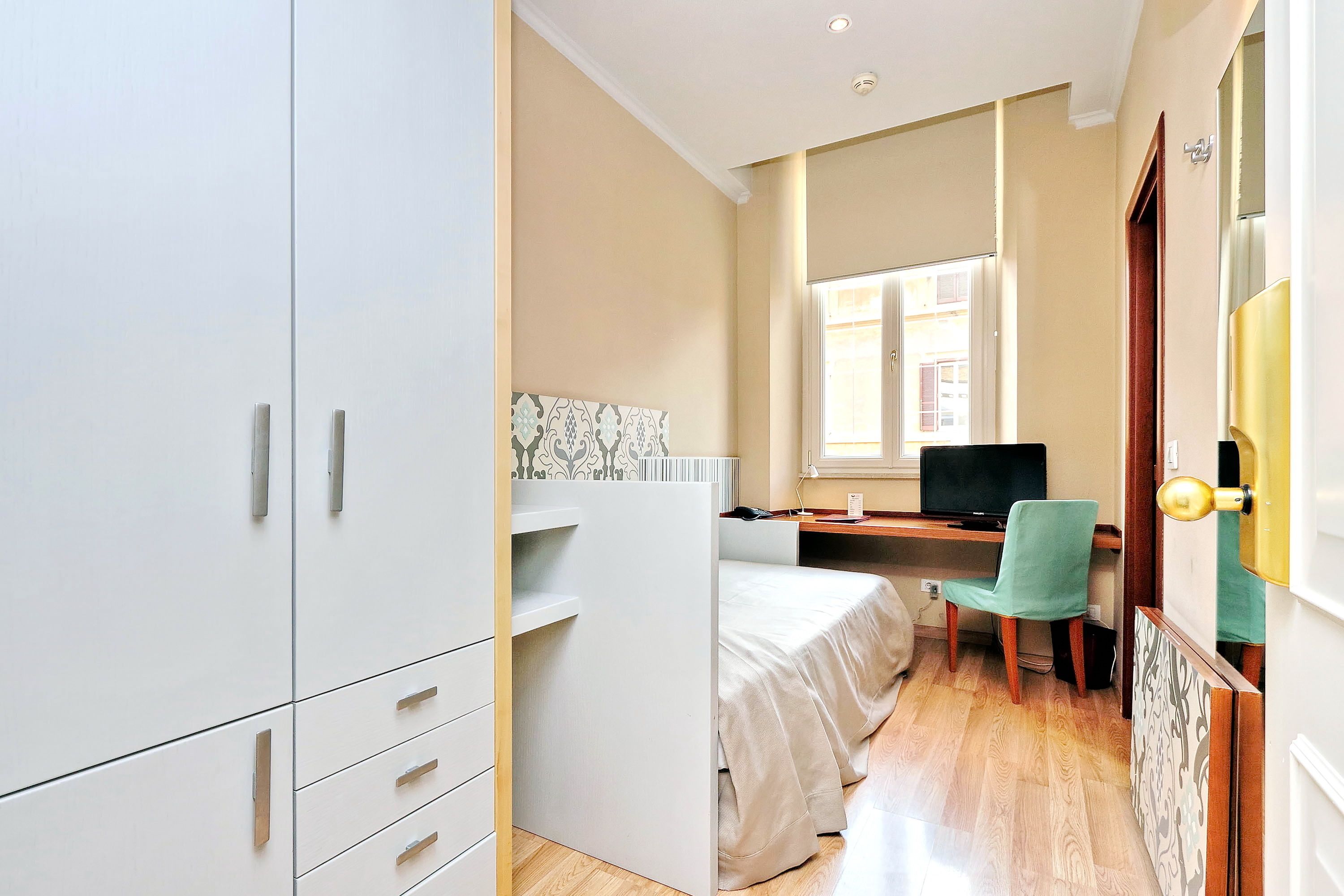 single room | minibar, in-room safe, desk, soundproofing