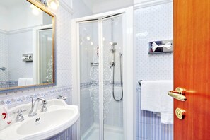 Haartrockner, Bidet, Handtücher