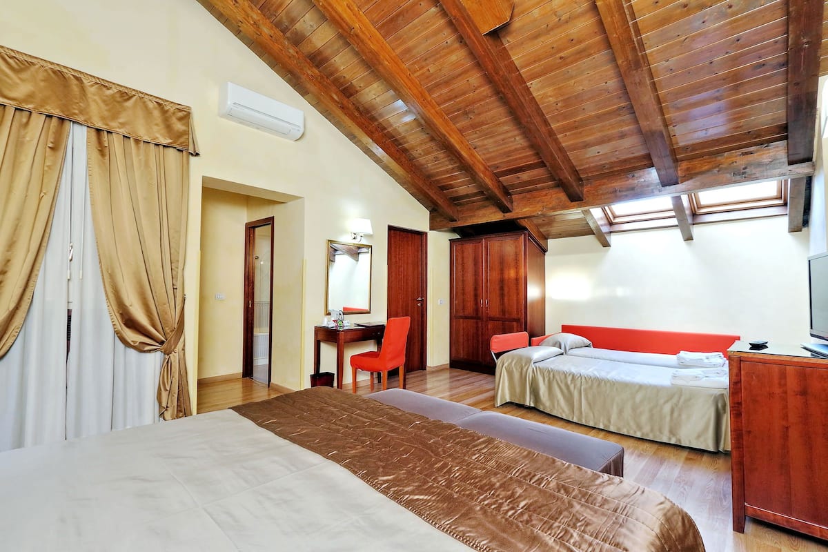 Quadruple Room | Minibar, in-room safe, desk, soundproofing