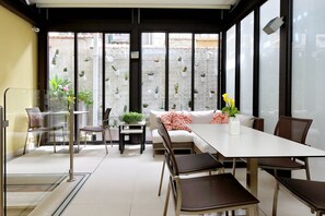 Coin salon dans le hall