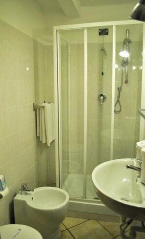 Free toiletries, hair dryer, bidet, towels - Hotel Acquario (Genoa)