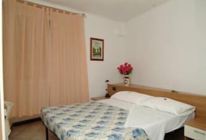 Minibar, két bảo mật tại phòng, bàn 