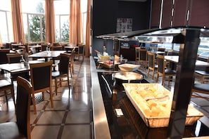 Café da manhã com buffet todos os dias mediante uma taxa