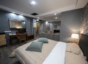 Suite | Down duvets, minibar, in-room safe, desk - Athina Airport Hotel (Thermi)
