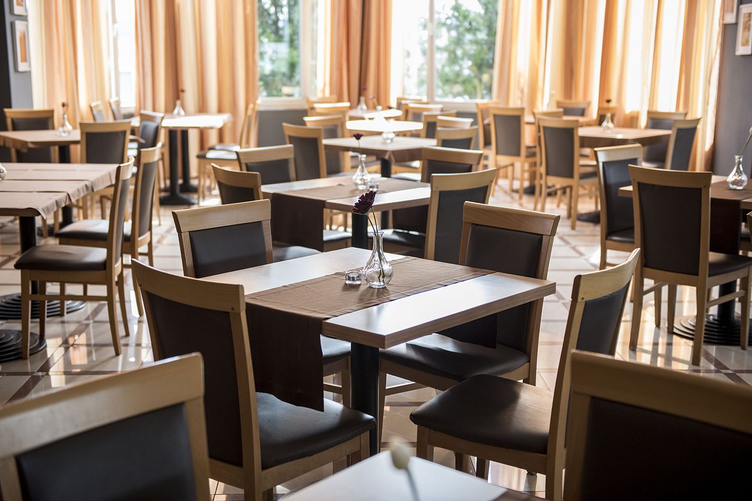 Desayuno buffet diario (EUR 12 por persona)