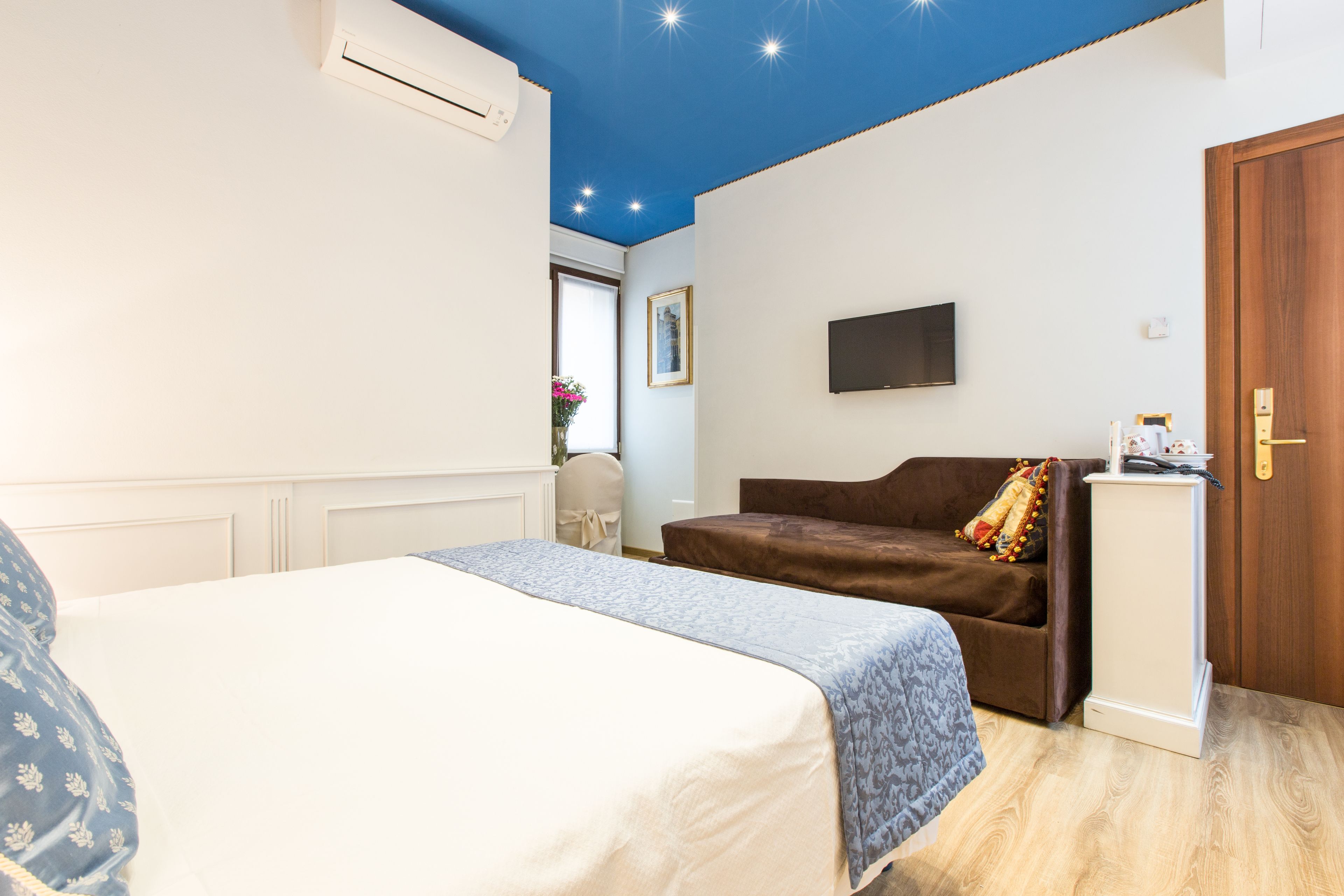 triple room | in-room safe, desk, free wifi, bed sheets