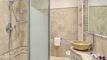 Amenidades de baño gratuitas, secadora de cabello, toallas