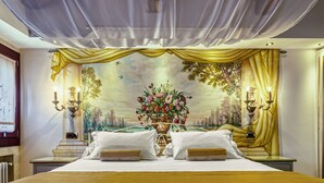 A hotel room with a large bed, a chandelier, and a mural on the wall. - Hotel al Piave (Venice)