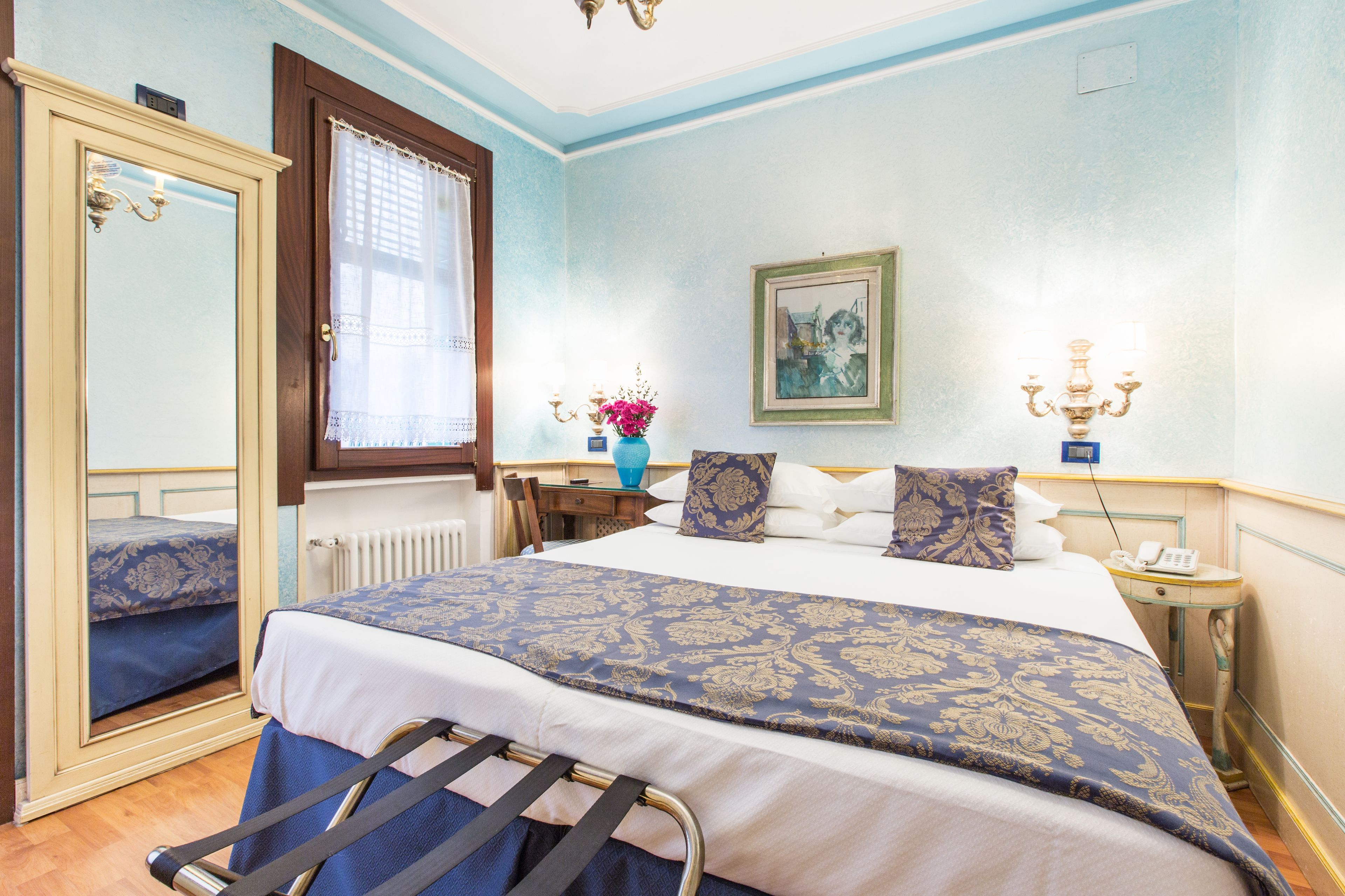 standard double or twin room | in-room safe, desk, free wifi, bed sheets