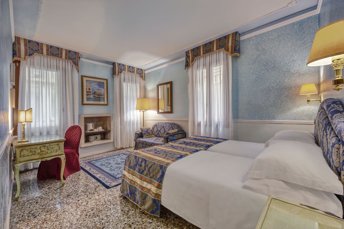 Suite familiare | Una cassaforte in camera, una scrivania, Wi-Fi gratuito, lenzuola