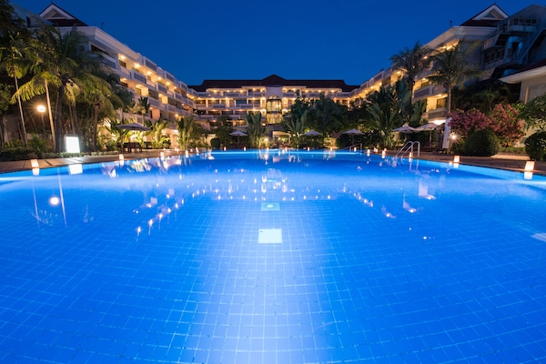 Outdoor pool, pool umbrellas, sun loungers