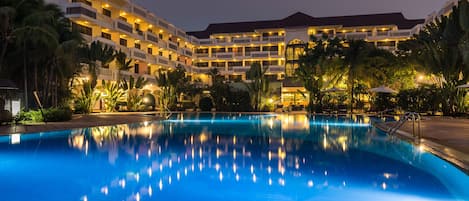 Outdoor pool, pool umbrellas, sun loungers