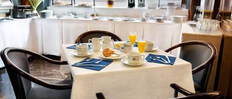 Café da manhã continental grátis todos os dias