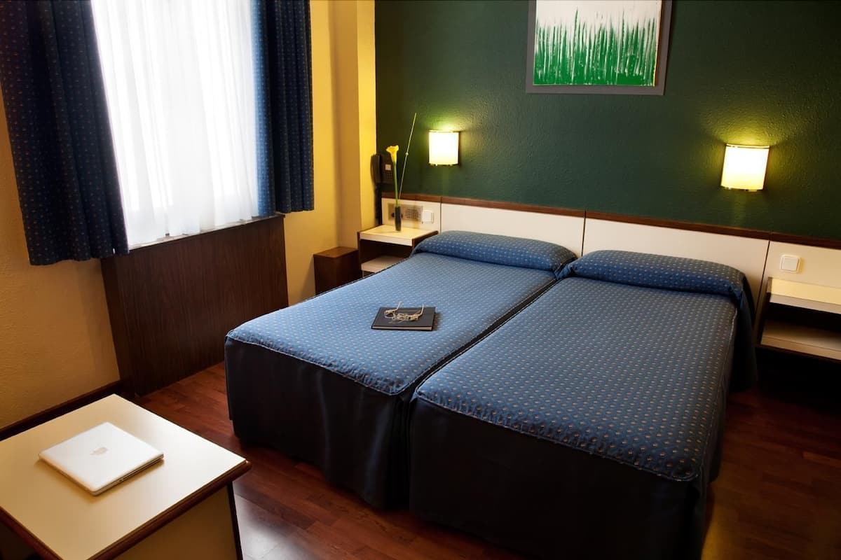 Standard rom, 1 dobbeltseng eller 2 enkeltsenger | Minibar, safe på rommet, blendingsgardiner og barnesenger (inkludert)