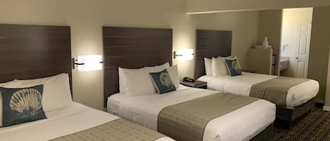 Escritorio, cortinas blackout y tabla de planchar con plancha