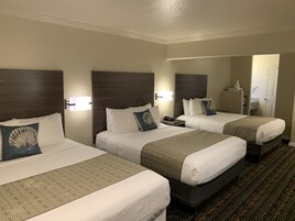 Escritorio, cortinas blackout y tabla de planchar con plancha 