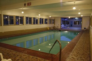 Indoor pool, a heated pool, open 8:30 AM to 9:30 PM, pool loungers - El Castell Motel (Monterey)