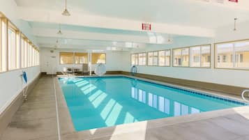 Kolam renang indoor dan sebuah kolam renang air hangat