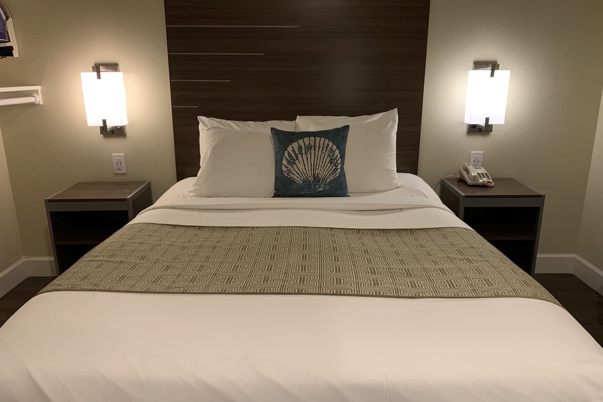Deluxe kamer, 1 queensize bed, toegankelijk voor mindervaliden | Een bureau, verduisterende gordijnen, een strijkplank/strijkijzer