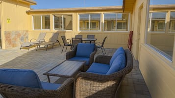 Een binnenzwembad, een verwarmd zwembad en ligstoelen