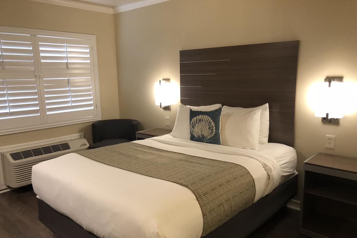 Deluxe kamer, 1 queensize bed | Een bureau, verduisterende gordijnen, een strijkplank/strijkijzer